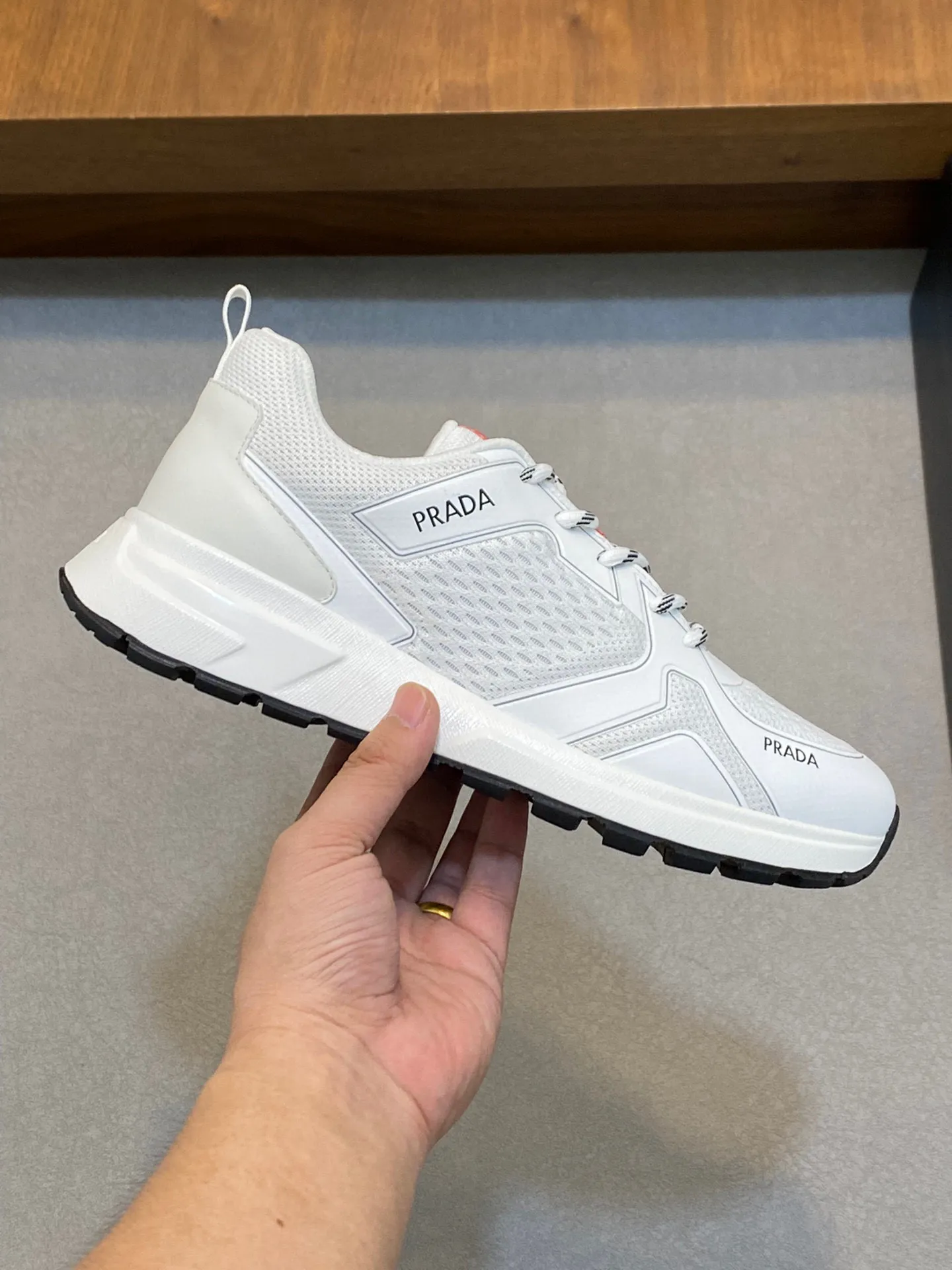 Men's Men's Shoes 💰780 Prada/Prada Men's Leather Casual Sports Shoes, great products made in Guangzhou! Made of imported solid-color calfskin stitched with mesh cowhide upper, three-dimensional geometric segmentation, precision manufacturing, even stitching, the leather texture can be seen at a glance, multi-color splicing, fashionable and generous, soft, comfortable and breathable, decorated with the PRADA letter logo on the outside. The tongue is decorated with the classic letter logo, and the heel is decorated with a fabric strap. It is a classic sports shoe shape of the P family, with a fabric lining, a cowhide footbed with a silver logo, and an exclusive rubber outsole of the P family. The details are carefully crafted, making it a versatile item for travel! Comes with original box and dust bag! Multiple colors available! Size: 39-40-41-42-43-44 standard leather shoe size